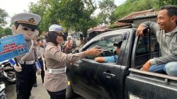 Operasi Zebra Candi 2025, Satlantas Polres Tegal Bagikan Helm SNI dan Stiker