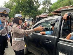 Operasi Zebra Candi 2025, Satlantas Polres Tegal Bagikan Helm SNI dan Stiker