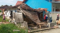 Rumahnya Roboh, Ratimah Terpaksa Mengungsi