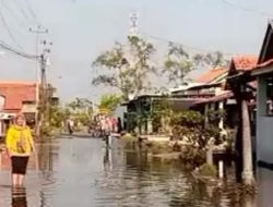 Bupati Anom : Kita Terus Bergerak Tangani Banjir Rob