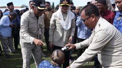 Diangkat PPPK Paruh Waktu, Honorer di Brebes Nazar Cukur Gundul dan Gendong Orang Tua