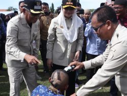 Diangkat PPPK Paruh Waktu, Honorer di Brebes Nazar Cukur Gundul dan Gendong Orang Tua