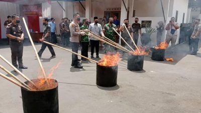 Kejari Batang Musnahkan Ribuan Barang Bukti 