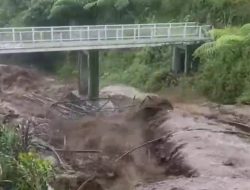 Bupati Ischak Ikut Posting Video Banjir Guci Bawa Pipa Air