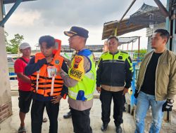 Waspadai Kecelakan Air, Personel Polres Brebes Lakukan Ini di Wisata Pulau Cemara