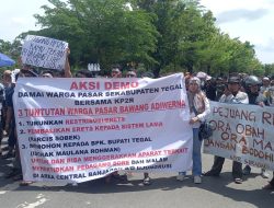 Ratusan Pedagang Pasar di Kabupaten Tegal Unjuk Rasa