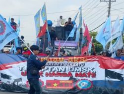 Ratusan Buruh Aksi Long Mach di Jalur Pantura Brebes