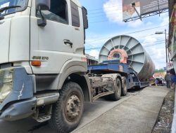 Truk Angkut Tangki Industri Tersangkut di Jalan Raya Kota Bumiayu