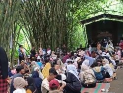 Nikmati Makanan Tradisional Di Bawah Rerimbunan Pohon Bambu