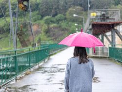 Ini Tips Liburan Aman dari Bencana Banjir Saat Musim Hujan