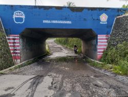 Aspal Hancur dan Tergenang, Jalan di Bawah Underpass Negaradaha Brebes Dikeluhkan