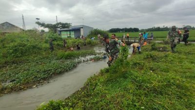 TNI Lakukan Bersih Sungai Banger, Antisipasi Banjir