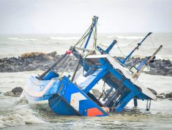 KM Rizki Barokah Karam Dihempas Gelombang Tinggi