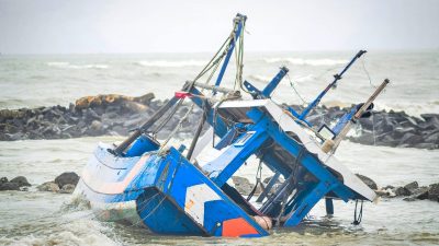 KM Rizki Barokah Karam Dihempas Gelombang Tinggi