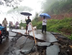 Camat Bojong Tinjau Jalan Amblas di Desa Gunungjati, Akses Transportasi Terganggu