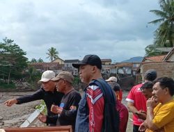 Sekda Brebes Tinjau Dampak Banjir Sungai Keruh di Bumiayu, 11 Rumah Warga Roboh