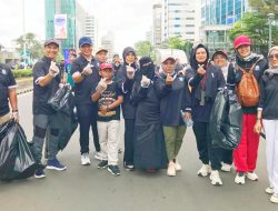 Warga Tegal Perantauan Bersihkan Kawasan Bundaran HI Jakarta
