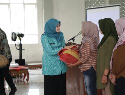 Nawal Yasin Dukung Kader PKK Jateng Tanam Pohon di Halaman Rumah