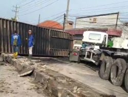 Pagi Ini Jalur Pantura Brebes Tersendat, Truk Kontainer Terguling di Bangsri Bulakamba