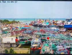 Terhalang Cuaca dan Perizinan, 150 Kapal Nelayan Padati Pelabuhan Tegal