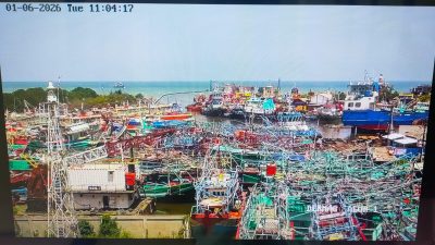 Terhalang Cuaca dan Perizinan, 150 Kapal Nelayan Padati Pelabuhan Tegal