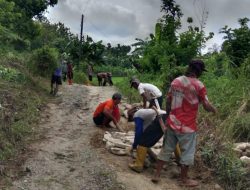 9 Tahun Rusak, Warga Kebandungan–Pengarasan Akhirnya Perbaiki Jalan Sendiri
