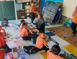 Puluhan Siswa SDN 5 Panggung Tegal Belajar di Tempat Parkir