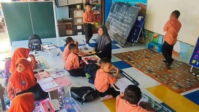 Puluhan Siswa SDN 5 Panggung Tegal Belajar di Tempat Parkir