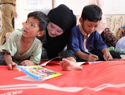 Ning Nawal Berikan “Trauma Healing” bagi Anak-Anak Korban Banjir Pekalongan