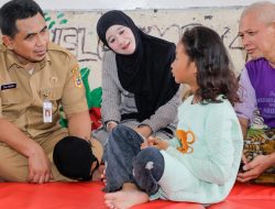 Wagub Taj Yasin Evakuasi Dua Lansia Lemas dari Pengungsian