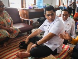 Taj Yasin Temui Lansia Pengungsi Banjir Pati yang Sempat Jatuh