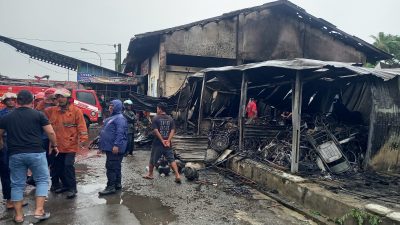 Belasan Kios Pasar Loak di Terminal Adiwerna Hangus Terbakar