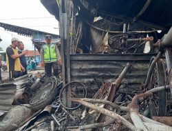 Petugas Damkar Terkendala Suplai Air, 17 Lapak Pasar Loak Terminal Adiwerna Ludes Terbakar