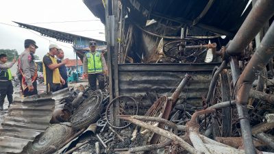 Petugas Damkar Terkendala Suplai Air, 17 Lapak Pasar Loak Terminal Adiwerna Ludes Terbakar