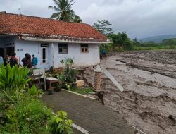 Banjir Sungai Keruh Bumiayu Robohkan 11 Rumah