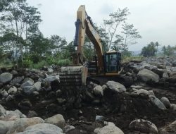 Pemkab Brebes Kerahkan Empat Alat Berat Antisipasi Banjir Susulan di Bumiayu