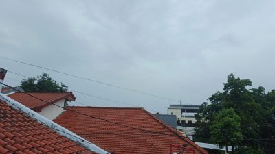 Cuaca Berawan dan Hujan Ringan Selimuti Kota Tegal Sejak Pagi