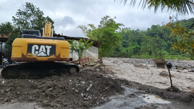 Sungai Keruh Brebes Kembali Meluap, Normalisasi Terhenti Akibat Arus Deras