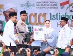 Polisi Persembahkan Buku Santri Brambang Saat Harlah Ke 100 NU di Brebes