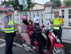 Unik, Polisi di Brebes Bukan Menilang Tapi Bagi-bagi Bingkisan Saat Operasi Keselamatan Candi 2026