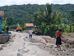 Luapan Sungai Keruh Bumiayu Lumpuhkan Akses Utama Warga Desa Adisana