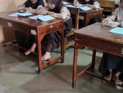 Waduh!!, Siswa Dua SDN Brebes Terpaksa Belajar Ditengah Banjir