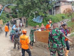 Prajurit Yonif 407/PK Evakuasi Warga Terdampak Tanah Bergerak di Padasari Tegal