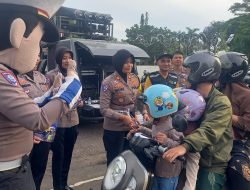 Satlantas Ajak Pengunjung Alun- Alun Hanggawana Senam Bersama dan Bagikan Hadiah