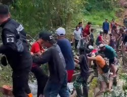 Gunakan Kayu Pinus Warga Desa Wisnu dan Majakerja Bangun Jembatan Darurat