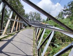 Jembatan Mendelem Anjlog dan Miring 