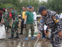Hari Peduli Sampah Nasional 2026, Bupati Tegal Pimpin Aksi Bersih Pantai Larangan