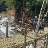 Swadaya Bangun Jembatan Bambu, Warga Desa Rembul dan Guci Sumbang Bambu dan Tenaga