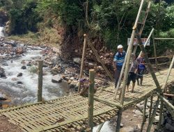 Swadaya Bangun Jembatan Bambu, Warga Desa Rembul dan Guci Sumbang Bambu dan Tenaga