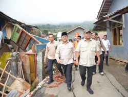 Ketua MPR RI Ahmad Muzani Tinjau Jembatan Ekoproyo dan Tanah Bergerak di Desa Padasari 